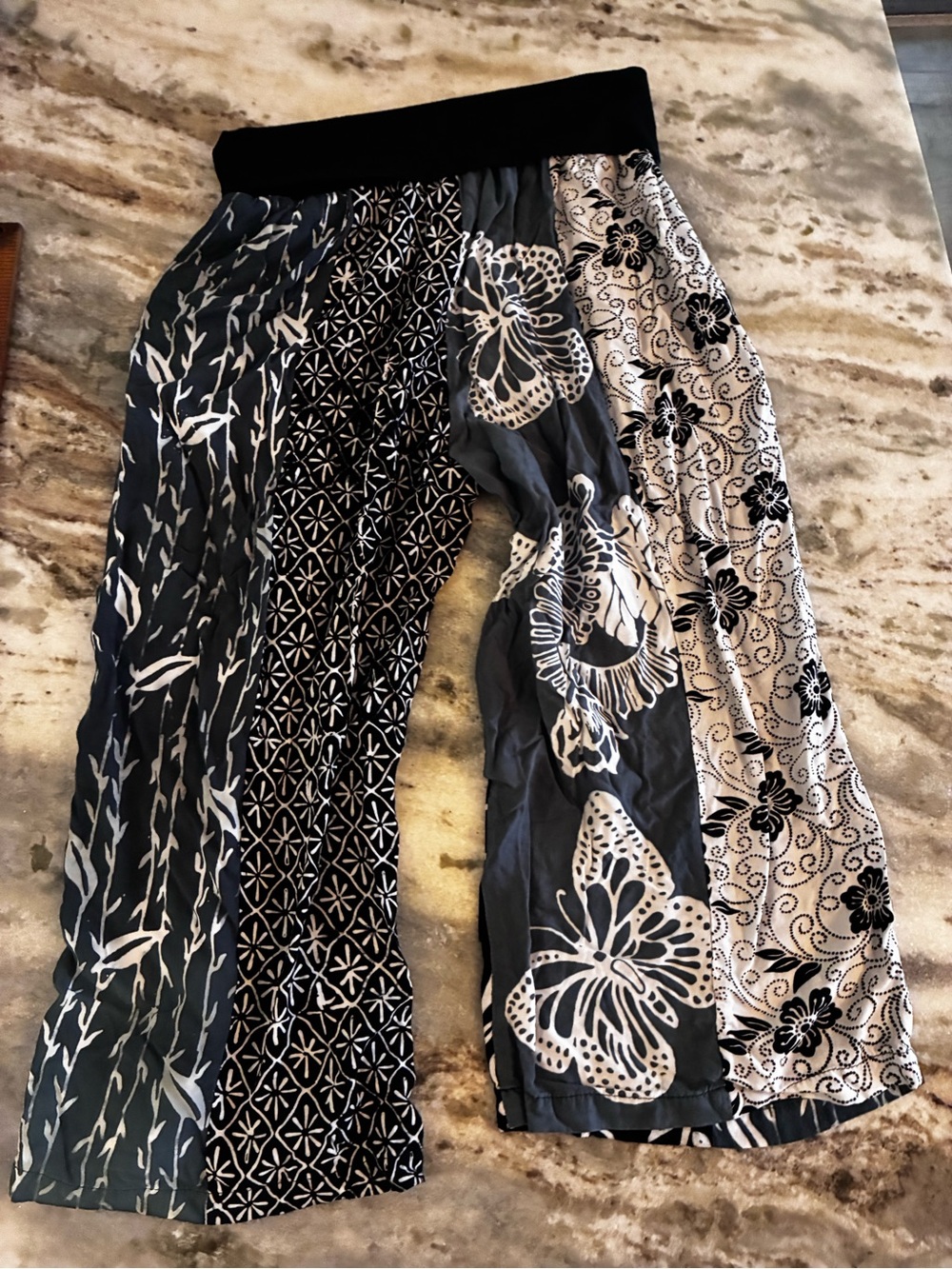 Vintage culottes shorts Black & White Floral Panel loose fitting, stretch waist